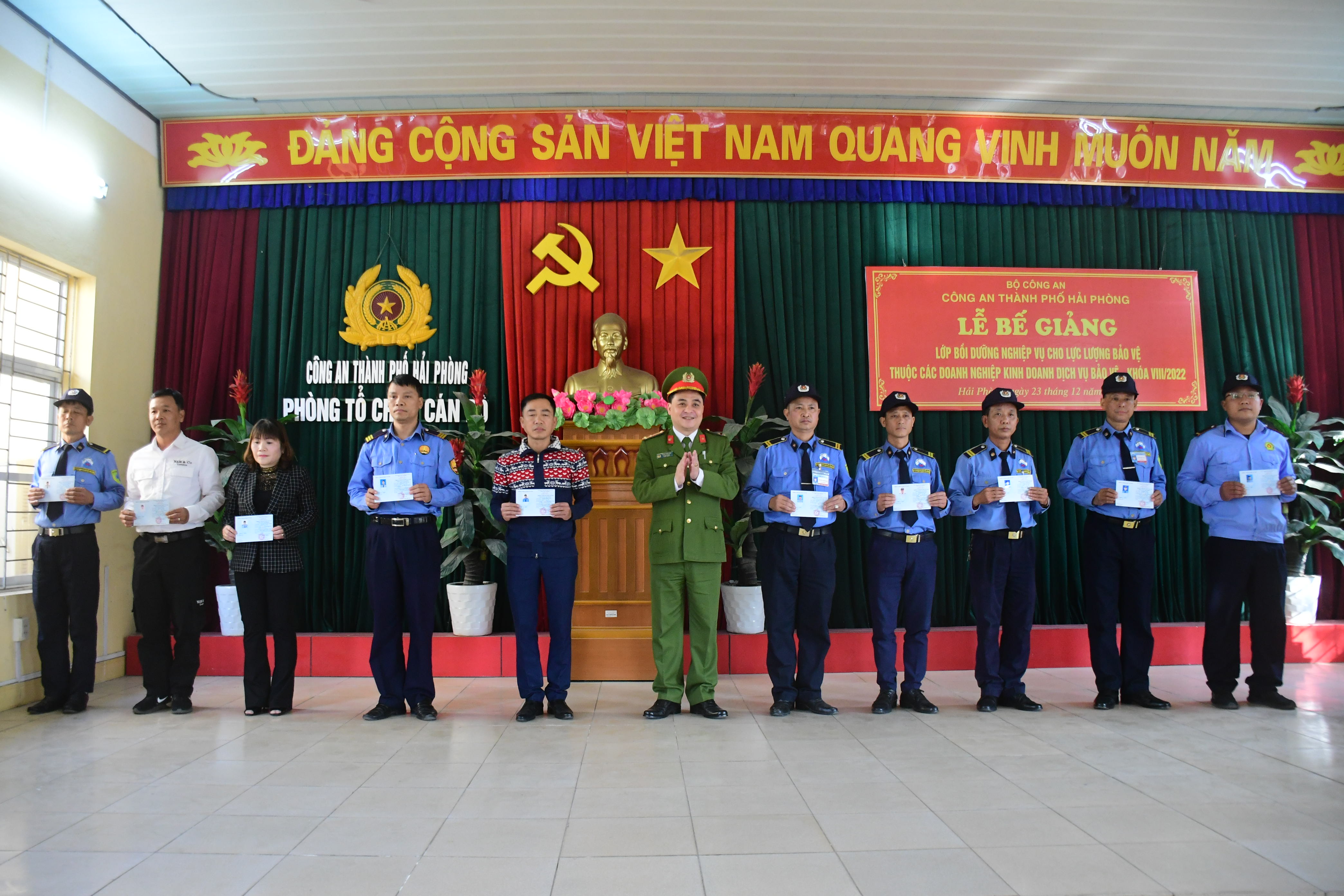 Bế giảng khoá bồi dưỡng nghiệp vụ lực lượng bảo vệ doanh nghiệp kinh doanh DVBV khoá VIII, năm 2022